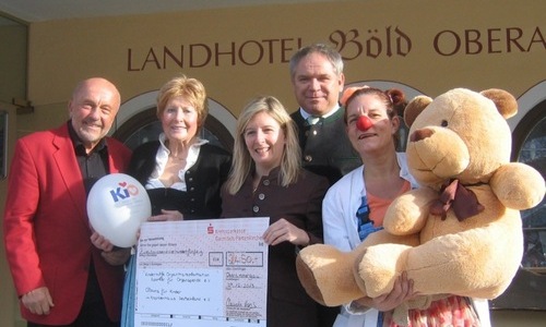 Eine Spendenaktion sowie der Verkauf von Kaffee und Kuchen beim Herbstfest des Landhotels Böld in Oberammergau