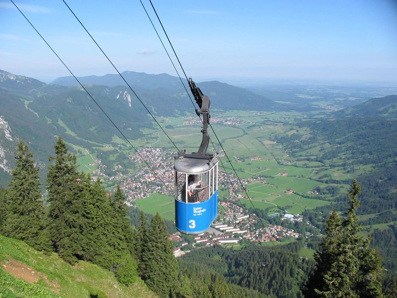 Geniessen Sie eine Fahrt zum Laber mit der nostalgischen Laber-Bergbahn auf 1684 Meter Höhe hinauf